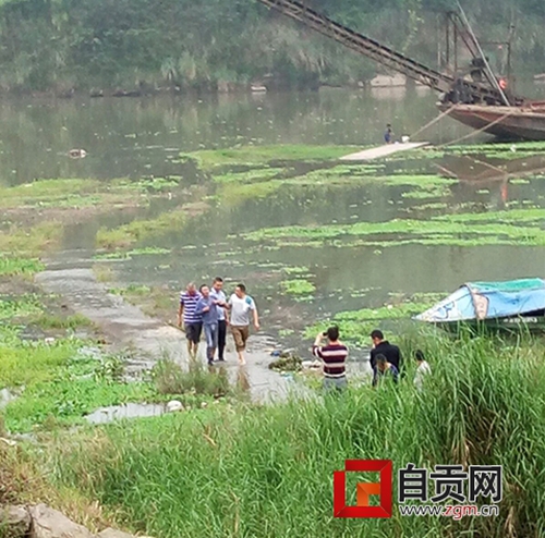 自贡：河中惊现“浮尸”？&nbsp;原是老人醉倒河坝(图2)