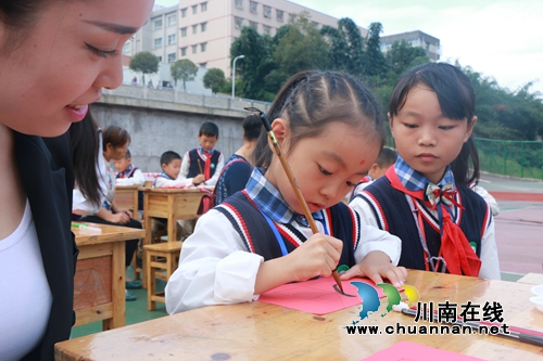 泸州纳溪：千名学生开笔启蒙献礼国庆(图2)