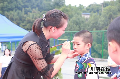 泸州纳溪：千名学生开笔启蒙献礼国庆(图1)