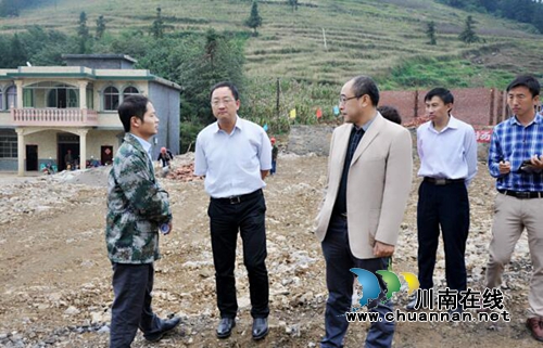 古蔺县长陈廷俊督导德耀镇易地扶贫搬迁工作(图1)
