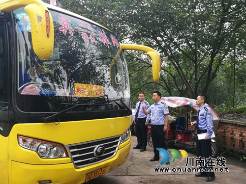 宜宾县交管大队深入乡镇开展国庆节前交通安全大检查(图3)