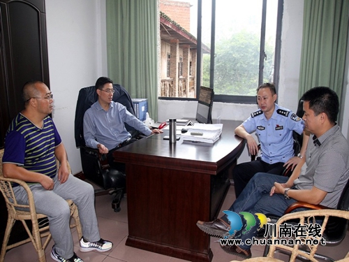 宜宾县交管大队深入乡镇开展国庆节前交通安全大检查(图1)