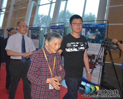 “大美医者”颁奖 一位泸州88岁老人惊艳全场!(图5) “大美医者”颁奖 一位泸州88岁老人惊艳全场!(图5)