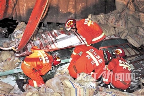 内江：货车高速路上侧翻&nbsp;驾驶员不幸遇难(图1)