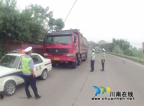 泸县公安局开展国庆节前安全大检查(图1)