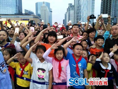 国庆清晨&nbsp;天府广场三千人观看升国旗仪式(图4)