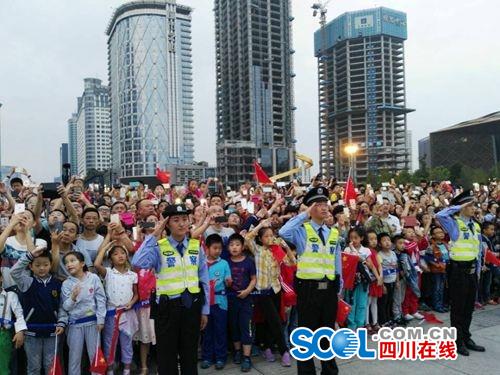 国庆清晨&nbsp;天府广场三千人观看升国旗仪式(图7)