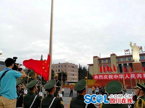国庆清晨&nbsp;天府广场三千人观看升国旗仪式(图3)