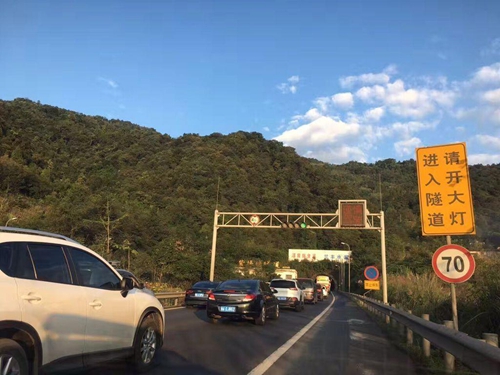 国庆第一天&nbsp;四川省内多条高速车多缓行(图1)