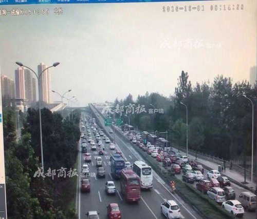 国庆第一天&nbsp;四川省内多条高速车多缓行(图3)
