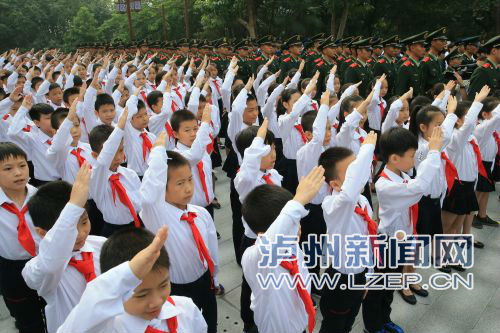 泸州市举行2016年烈士公祭活动(图4)