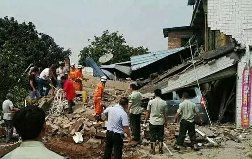 突发：泸县太伏镇一面包车撞塌民房&nbsp;5人遇难(图1)