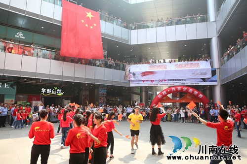 国庆节 泸州佳乐金街惊现“红歌快闪”(图1) 国庆节 泸州佳乐金街惊现“红歌快闪”(图1)