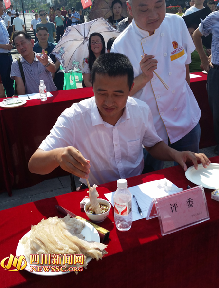 宜宾李庄白肉文化节开幕&nbsp;八方游客齐品白肉(图2)