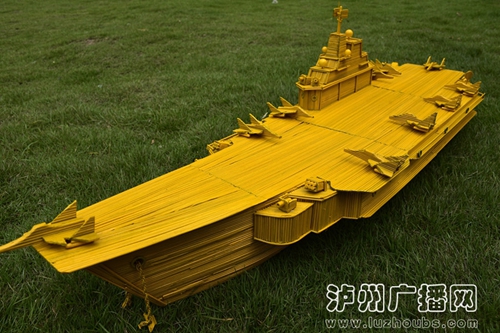 泸州：草根艺人2万根竹签嵌“辽宁舰”献礼国庆(图3)