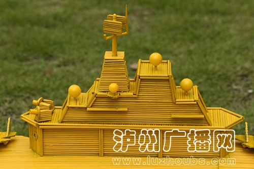 泸州：草根艺人2万根竹签嵌“辽宁舰”献礼国庆(图5)