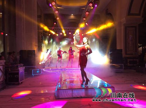 自贡：千人体验盐卤浴&nbsp;女神选拔亮眼球(图9)