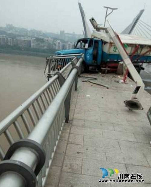 泸州:垃圾车撞断国窖长江大桥护栏 车头悬空(图1) 泸州:垃圾车撞断国窖长江大桥护栏 车头悬空(图1)
