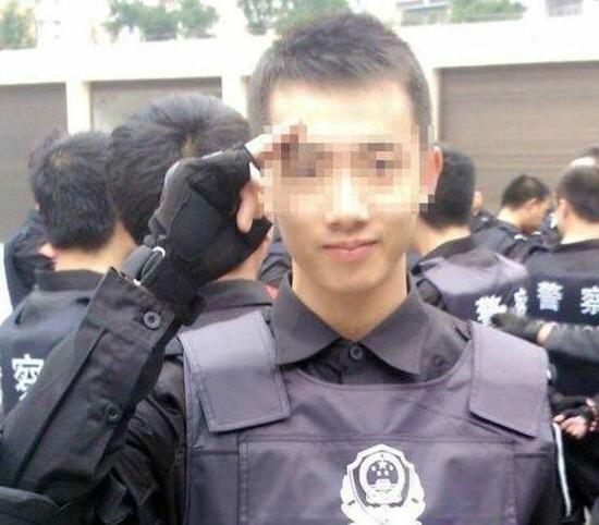 宜宾网红警察被指同时玩弄十多名女孩……(图1)