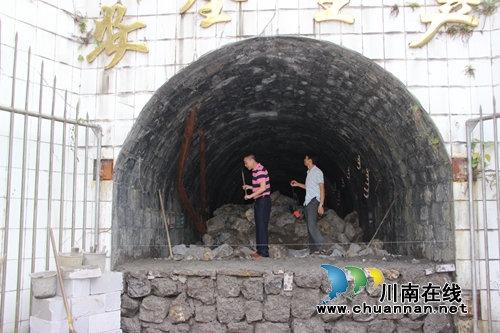 叙永县安监局长国庆期间到关闭煤矿现场办公(图2)