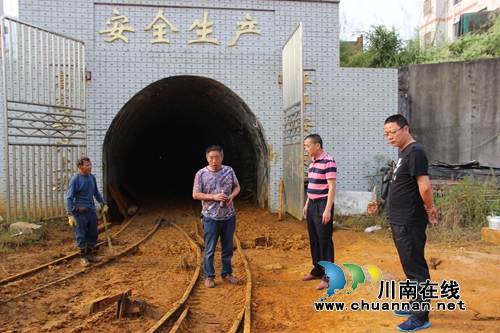 叙永县安监局长国庆期间到关闭煤矿现场办公(图1)