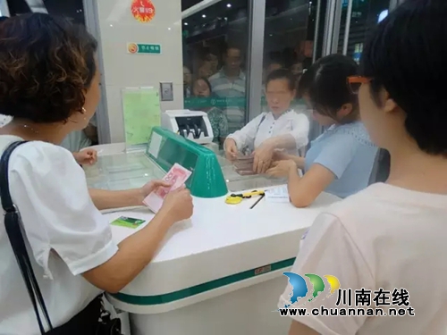 合江:银行失误“倒贴钱” 惊动警察来调解(图1) 合江:银行失误“倒贴钱” 惊动警察来调解(图1)