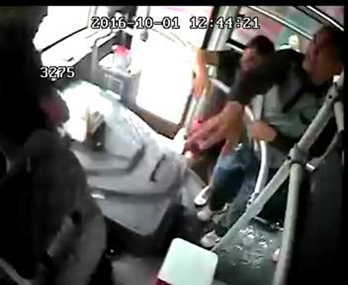 自贡：公交司机关车门惹祸&nbsp;被老人茶杯砸头(图1)