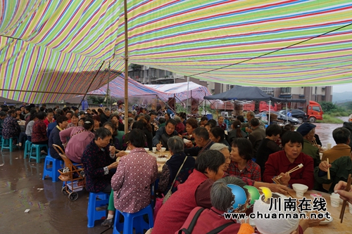 泸州张坝：千人坝坝宴助老人欢度重阳节(图3)