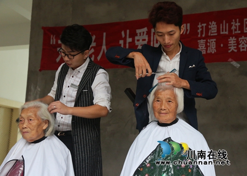 泸州纳溪：志愿者为空巢老人送温暖(图1)