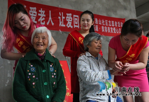 泸州纳溪：志愿者为空巢老人送温暖(图2)