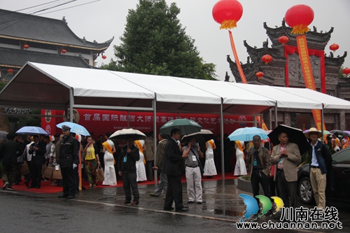 首届国际酿酒大师赖高淮酒文化活动在泸州开幕(图2) 首届国际酿酒大师赖高淮酒文化活动在泸州开幕(图2)