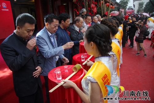 首届国际酿酒大师赖高淮酒文化活动在泸州开幕(图14) 首届国际酿酒大师赖高淮酒文化活动在泸州开幕(图14)