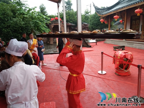 首届国际酿酒大师赖高淮酒文化活动在泸州开幕(图25) 首届国际酿酒大师赖高淮酒文化活动在泸州开幕(图25)