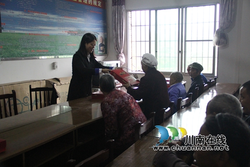 泸县政府办到石桥镇开展重阳节慰问活动(图1)