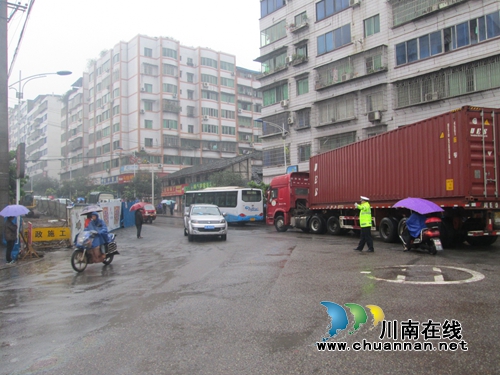 国庆节后首日&nbsp;合江交警冒雨疏导交通保平安(图1)