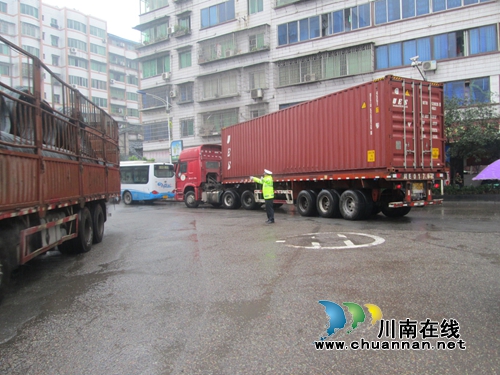 国庆节后首日&nbsp;合江交警冒雨疏导交通保平安(图3)