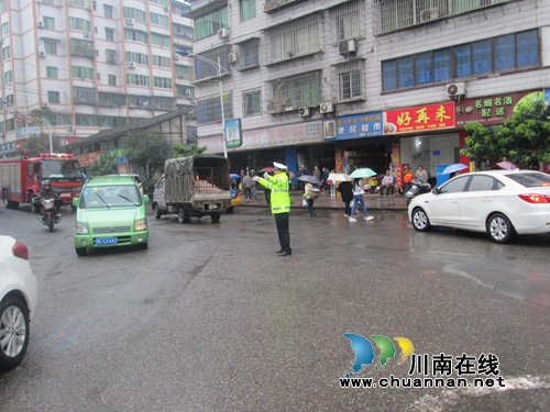 国庆节后首日&nbsp;合江交警冒雨疏导交通保平安(图2)