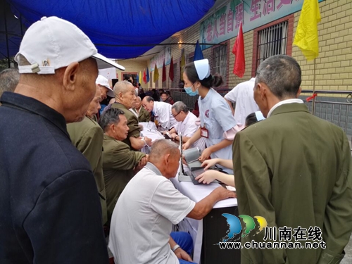 泸县潮河镇敬老院老人喜过“双节”(图1)