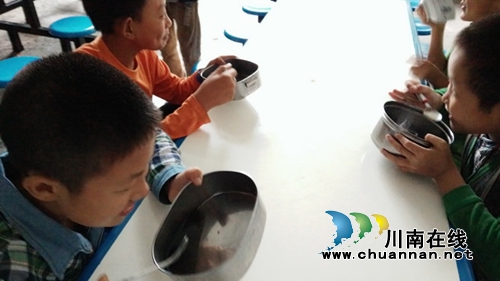 叙永水尾：学生乐服“大锅药”防疫保健康(图1)