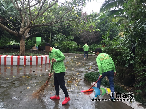 宜宾南溪区组织社区服刑人员到敬老院开展义务劳动(图2)