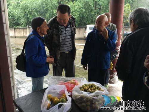 泸州:大石乡旺龙村开展重阳节慰问老人活动(图3) 泸州:大石乡旺龙村开展重阳节慰问老人活动(图3)