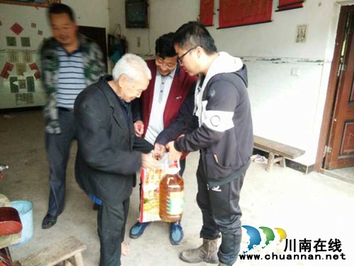 泸州:大石乡旺龙村开展重阳节慰问老人活动(图2) 泸州:大石乡旺龙村开展重阳节慰问老人活动(图2)