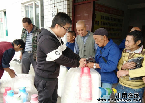 泸州:大石乡旺龙村开展重阳节慰问老人活动(图1) 泸州:大石乡旺龙村开展重阳节慰问老人活动(图1)