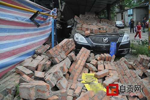 自贡：罐车倒车撞倒围墙&nbsp;墙外轿车淋“砖雨”(图1)