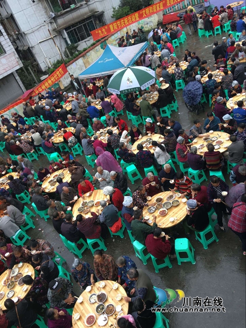 龙马潭红星街道700老人吃坝坝宴共贺重阳(图3)