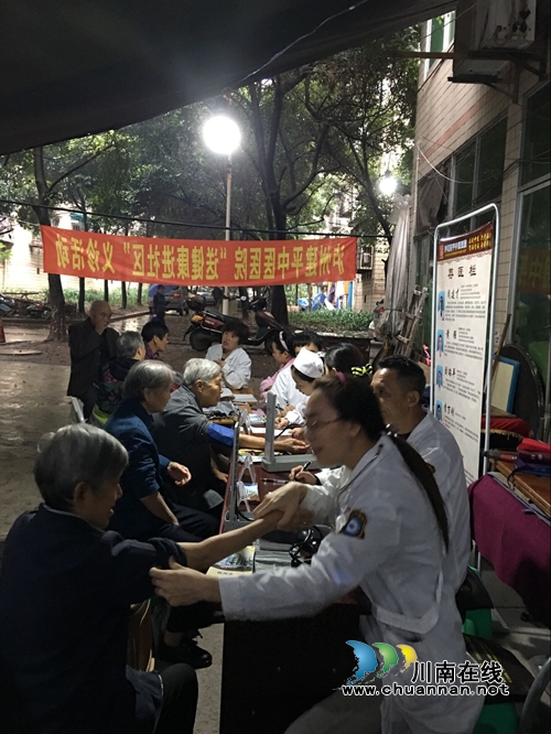 龙马潭红星街道700老人吃坝坝宴共贺重阳(图2)