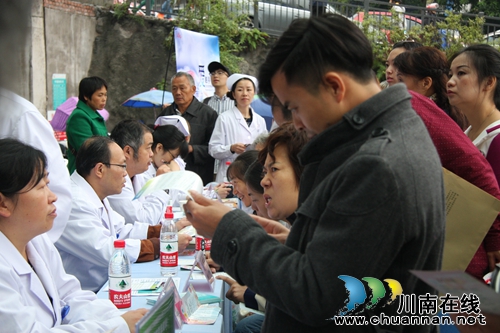 关爱心理健康 西南医大附院举行大型义诊活动(图8) 关爱心理健康 西南医大附院举行大型义诊活动(图8)