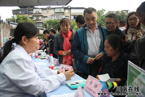 关爱心理健康 西南医大附院举行大型义诊活动(图7) 关爱心理健康 西南医大附院举行大型义诊活动(图7)
