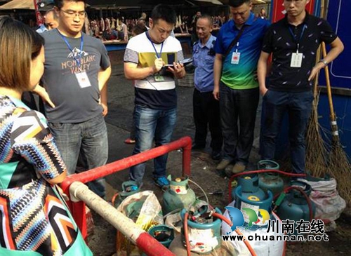 龙马潭区红星街道收缴违规液化气罐17套(图1)