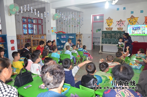 叙永西城幼儿园：感恩重阳&nbsp;老幼同乐(图1)